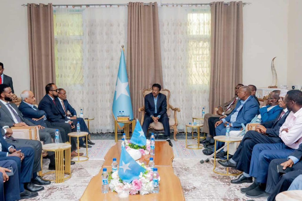 Madaxweyne hore Maxamed Cabdullaahi Farmaajo oo dalka dib ugusoo laabtay.