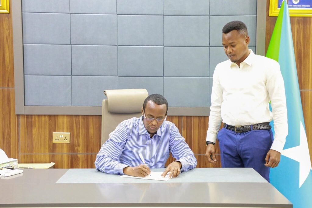 MADAXWEYNAHA DOWLADDA HIRSHABEELLE OO SAXIIXAY SHARCIGA DAKHLIGA IYO XEER-NIDAAMIYEYAASHIISA.